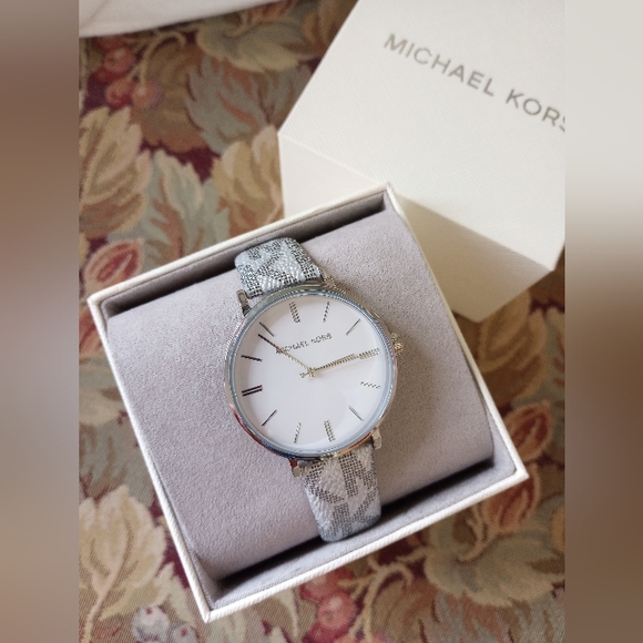 Michael Kors Addyson Silver Monogram Watch - Picture 4 of 14